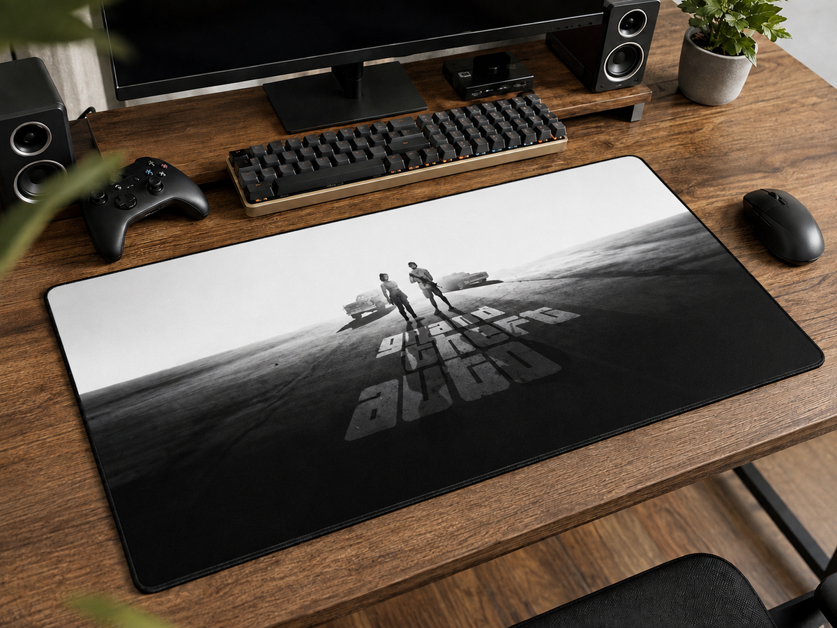 Alfombrilla The Six diseño Blanco y Negro sobre un escritorio gaming